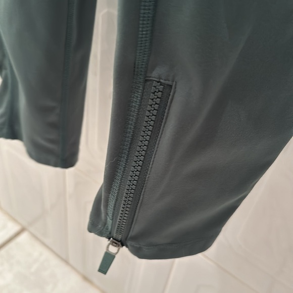 Fabletics Trinity Motion 360 HW Utility Legging - Picture 4 of 7